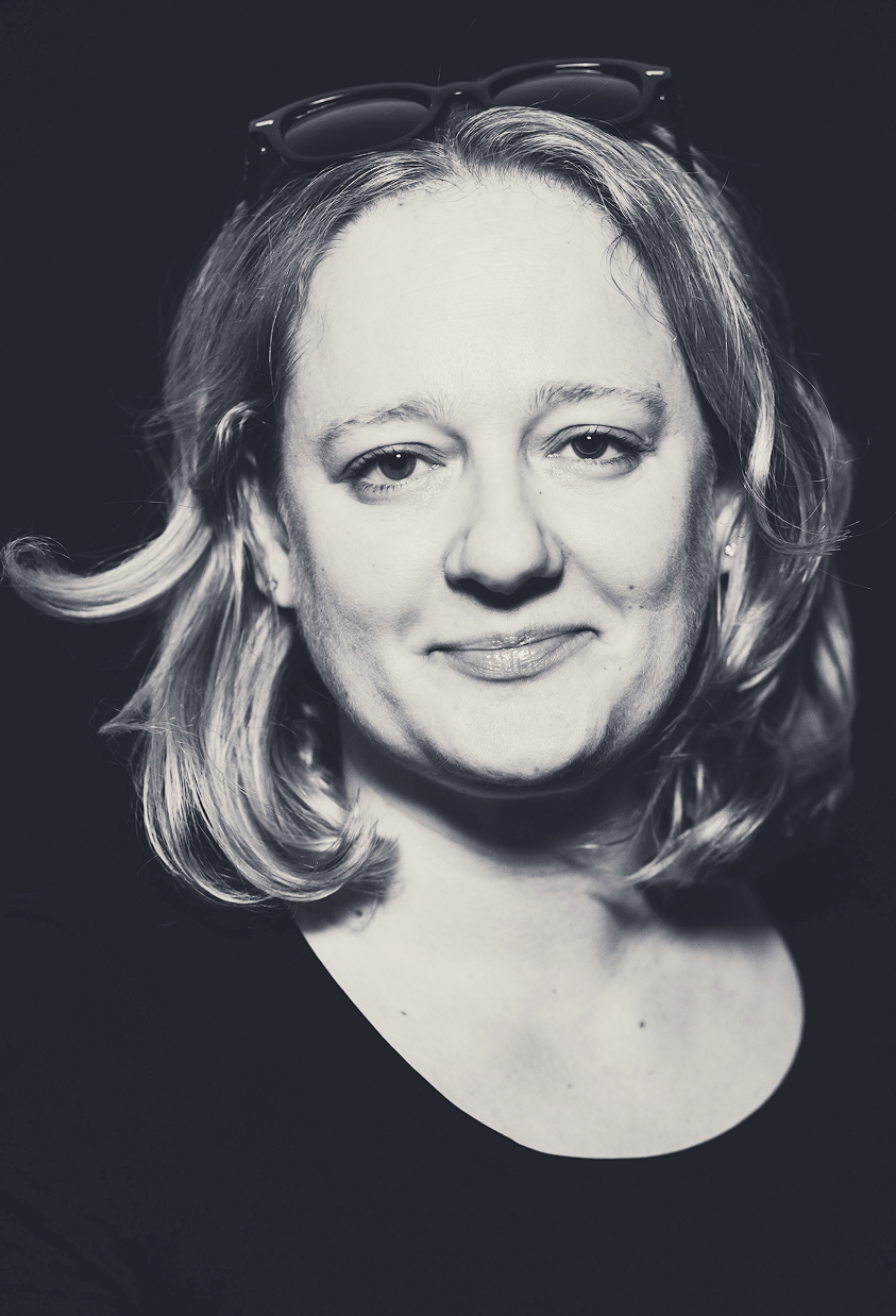 Veronika Krysl Bartsch mit Blick in die Kamera, schwarz-weiß